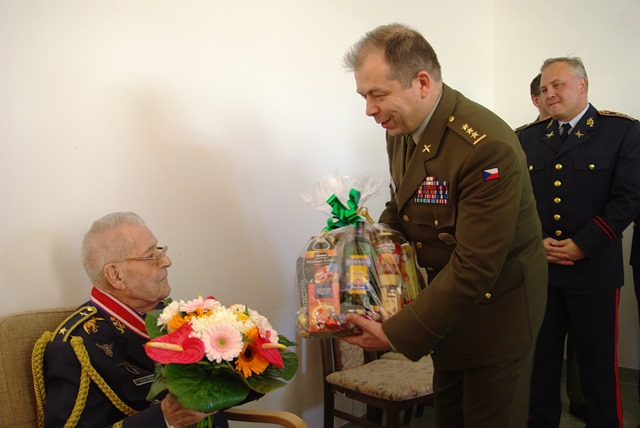 blahopreje_plukovnik_stehlik_z_odboru_pro_valecne_veterany_upr.jpg