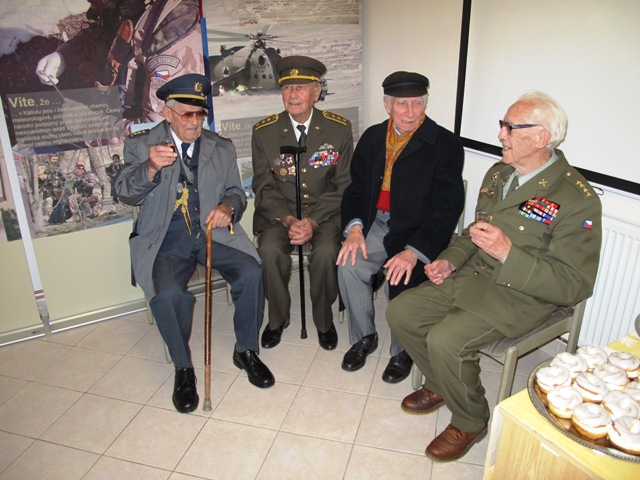 valecni_veterani_imrich_gablech_jan_velik_oldrich_zeleny_a_josef_sztacho_listopad_2010_upr.jpg