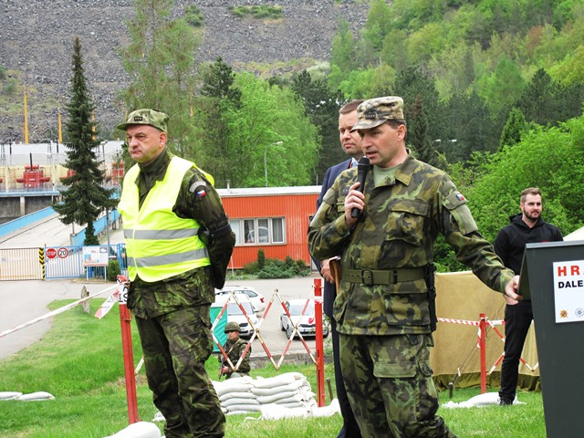 vlevo_plukovnik_nachaj_akci_moderuje_kpt._kocar_.jpg